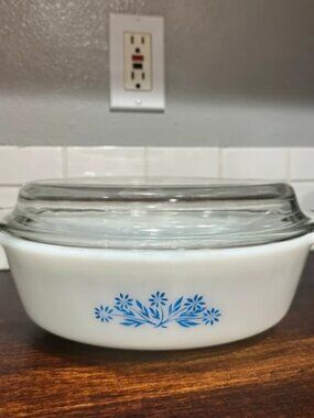 Anchor Hocking bakeware with lid
